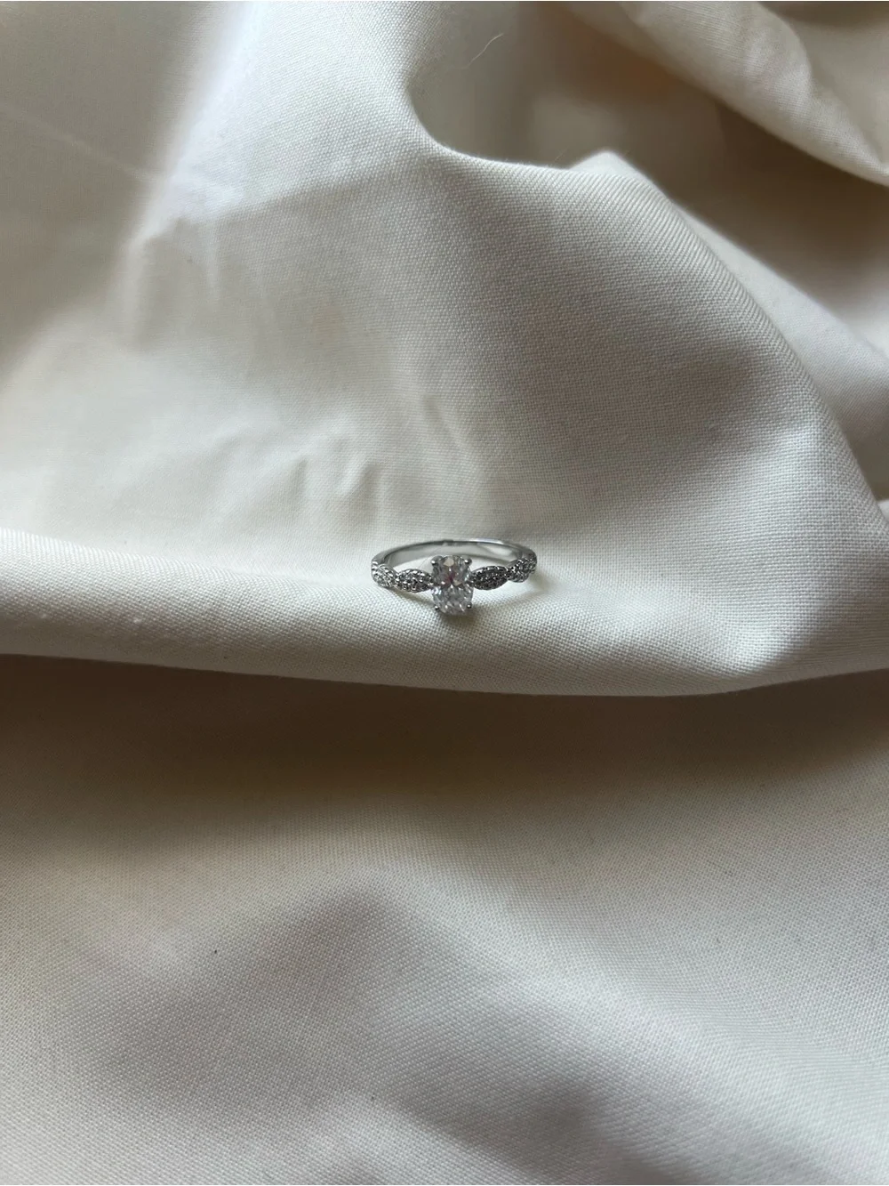 Oval diamond ring